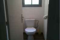 ห้องน้ำภายในห้อง Faounzina Village