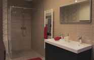 In-room Bathroom 4 Dampierre Love