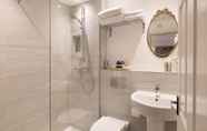 Toilet Kamar 4 Warkworth House Hotel