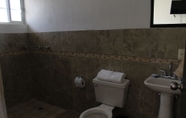 In-room Bathroom 3 Hotel Almil