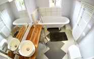 Toilet Kamar 5 Chaucers Retreat Vacation Home