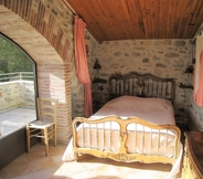 Bedroom 3 Chambre d'hôtes du Moulin de la Passere