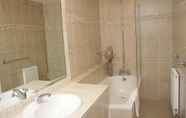 In-room Bathroom 4 Godstone Hotel