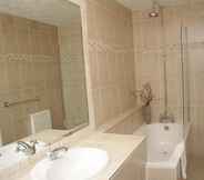 In-room Bathroom 4 Godstone Hotel