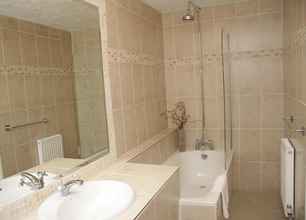 In-room Bathroom 4 Godstone Hotel