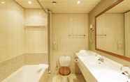 In-room Bathroom 3 Hotel De Vossemeren by Center Parcs