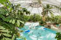 Swimming Pool Hotel De Vossemeren by Center Parcs