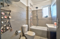 Toilet Kamar Beautiful Apartment in Glyfada Center