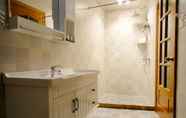 In-room Bathroom 4 Xiang Shan Lin Hai Homestay