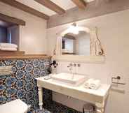 In-room Bathroom 7 Via Avis