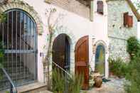 Exterior B&B With Pool and View of Assisi