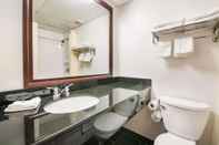 In-room Bathroom Motel 6 Tinton Falls, NJ – Neptune