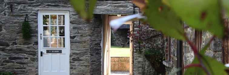 Bangunan Bryn Melyn Farm Cottages- 5 Luxury Cottages In A Stunning Setting with Wood Fired Hot Tub