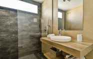 In-room Bathroom 4 Oasis Beach IX - Amelie