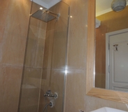 In-room Bathroom 2 Sultan Dusit Villa New Cairo