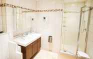 In-room Bathroom 4 Hotel Sauer Garni