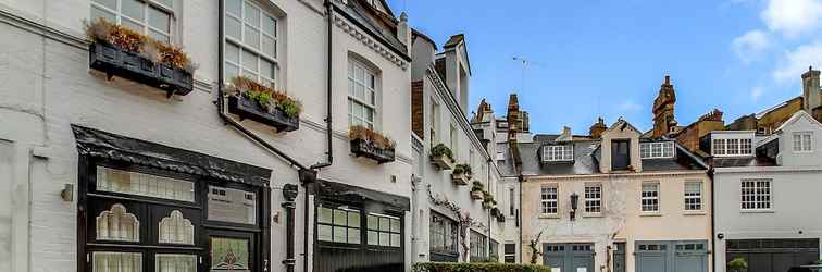 Exterior Pont Street Mews Townhouse