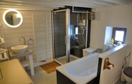 In-room Bathroom 7 Chard'heureux