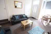 Common Space 2 Bedroom Family Home near Leeds City Center