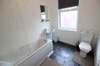 In-room Bathroom 2 Bedroom Family Home near Leeds City Center