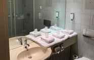 Toilet Kamar 3 Parkhotel Dallgow