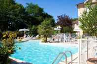 สระว่ายน้ำ Hotel Le Relais de Farrou