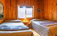 Bedroom 6 Sun Mountain Ranch Bunkhouse - Near Crater Lake