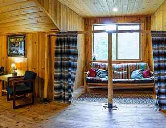 Lobby 2 Sun Mountain Ranch Bunkhouse - Near Crater Lake