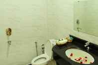 Toilet Kamar Five One Star Hotel