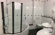 In-room Bathroom 5 Hostellerie Bacher GmbH