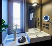 In-room Bathroom 6 Delparco Hotel