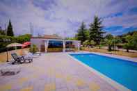 Swimming Pool Villa Belvedere Lago Pergusa