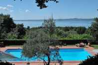 Swimming Pool Agriturismo La Riserva Di Montebello