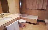 In-room Bathroom 5 Hotel Astura