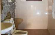 In-room Bathroom 3 Lei Thar Gone Guest House