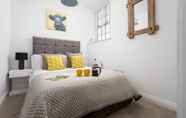 Kamar Tidur 4 Elliot Oliver - Stylish 2 Bedroom Town Centre Apartment