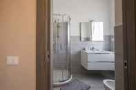 In-room Bathroom 700 Enolocanda