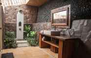 Toilet Kamar 5 Beach Balcony Ocean View Villa