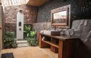 Toilet Kamar 5 Beach Balcony Ocean View Villa