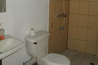 Toilet Kamar Hostal Maya House