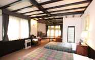 Kamar Tidur 6 Petit Hotel & Restaurant Old Age