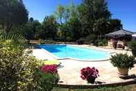 Swimming Pool Domaine De Pouzelande B&B