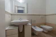 Toilet Kamar Roma 24 Apartment