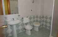 Toilet Kamar 2 Hotel Millennium