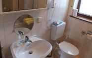 In-room Bathroom 7 Pension & Reitschule Fuchsenhof