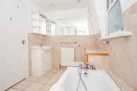 Toilet Kamar Beautiful 1 Bedroom Apartment in Victoria