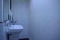 Toilet Kamar Comfortable Central 1 Bedroom Flat