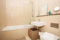 In-room Bathroom Fantastic Modern 2 Bedroom Flat in Lambeth