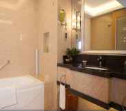 In-room Bathroom 2 Wanhua International Hotel