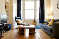 Common Space Beautiful Traditional 3 Bedroom Apartment in Edinburgh